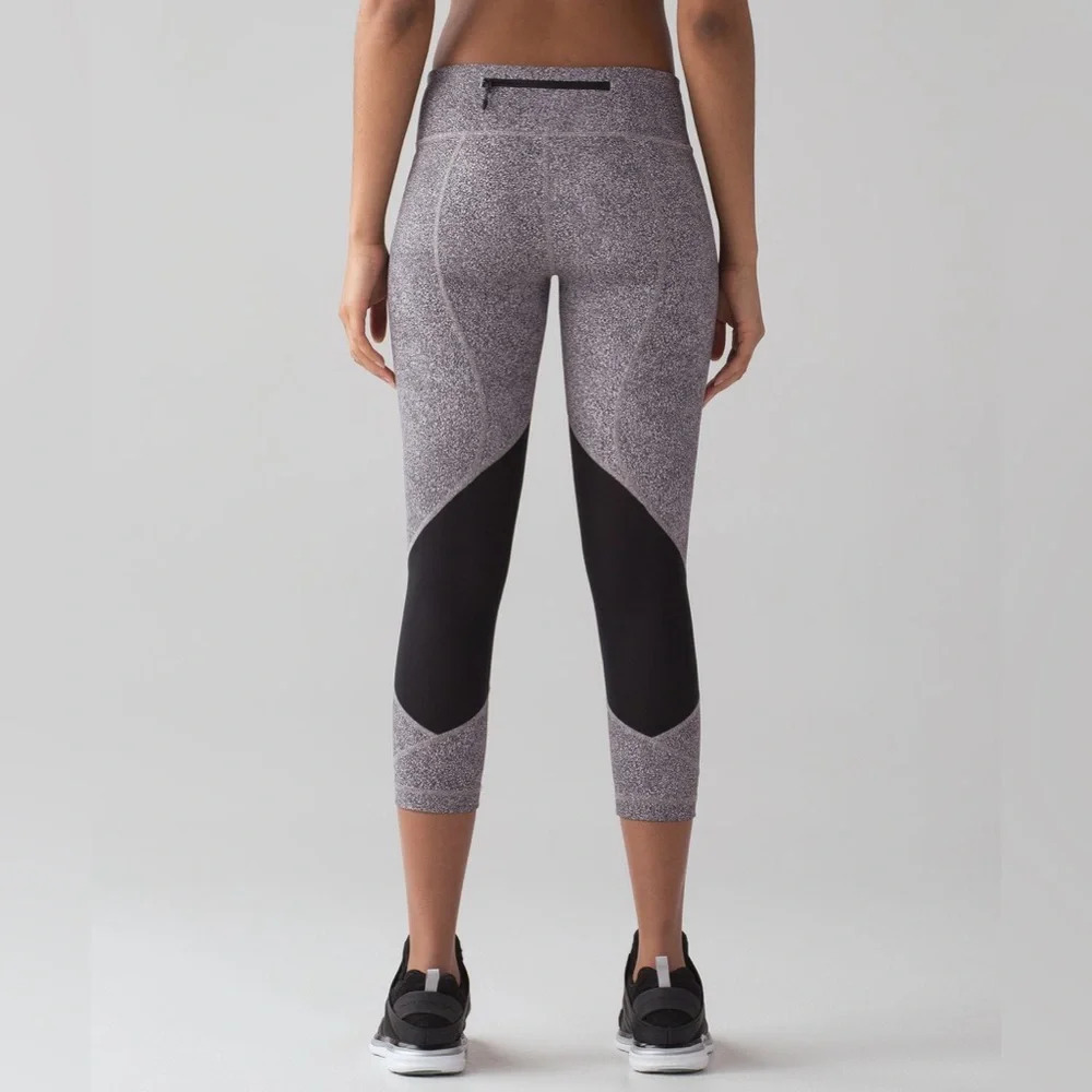 Lululemon Pace Rival Crop (22")
Sea Spray Alpine White Dark Chrome / Black